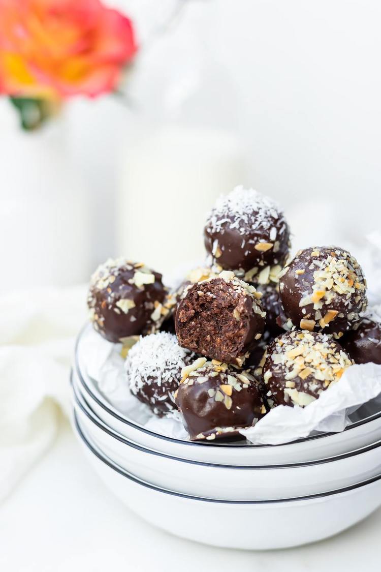 Keto Chocolate and Coconut Protein Balls - Keto Recipe