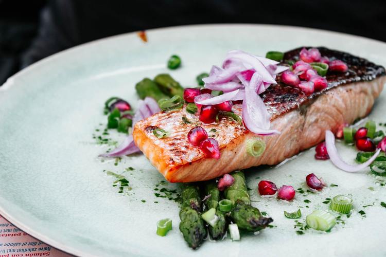 Keto Salmon With Onions, Asparagus and Pomegranate
